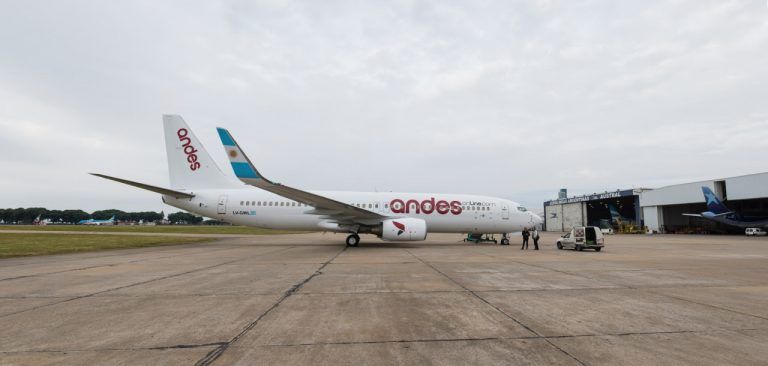 Andes inaugura su ruta a Bariloche estrenando el Boeing 737 800