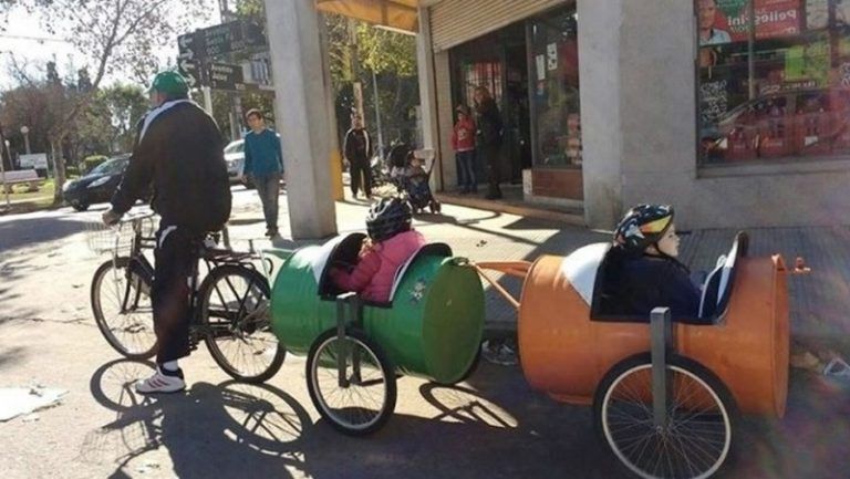 Abuelo del Año: Inventó una bici-trencito para pasear con sus nietos