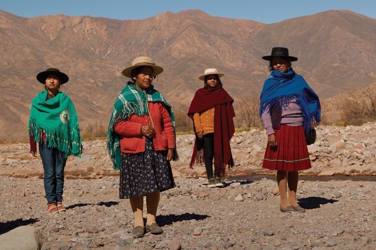 La revista Vogue pone en tapa a mujeres jujeñas, destacando su belleza como mujeres rurales y su alegre y colorida indumentaria