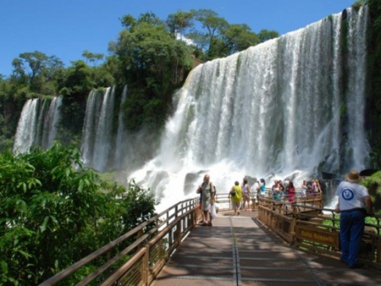 Repudiable acción de una turista en el Parque Nacional Iguazú, ¡Preservemos nuestra fauna!