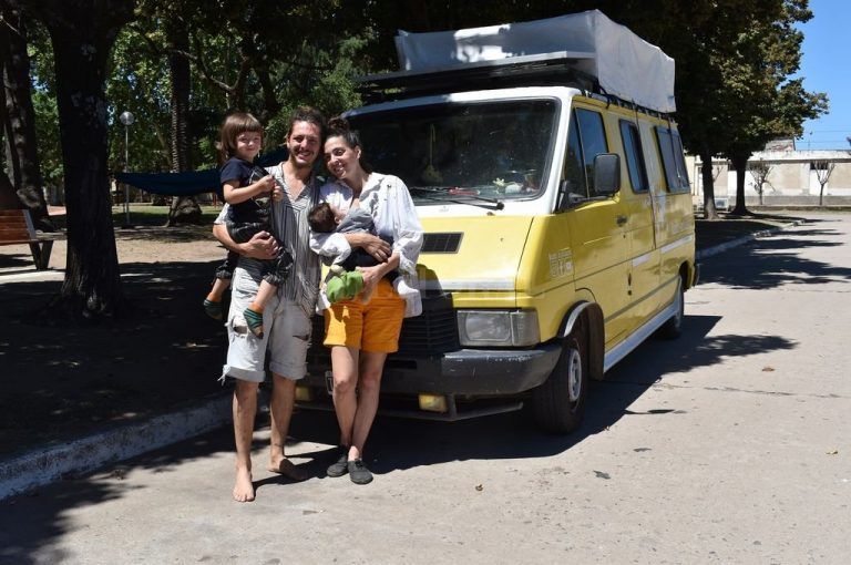 Conocer el país en Libertad: Recorren Argentina en familia a bordo de una vieja ambulancia