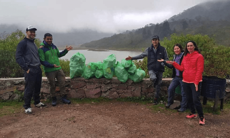 Hicieron trekking y recogieron residuos en el Parque Potrero de Yala